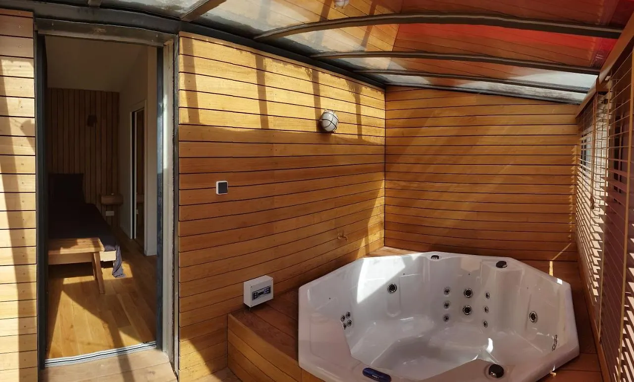 Le Mazet Des Amants, Cabane En Bois Avec Jacuzzi Privatif Aviñón Villa